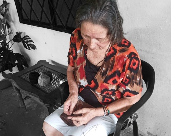 artesana tejiendo 1