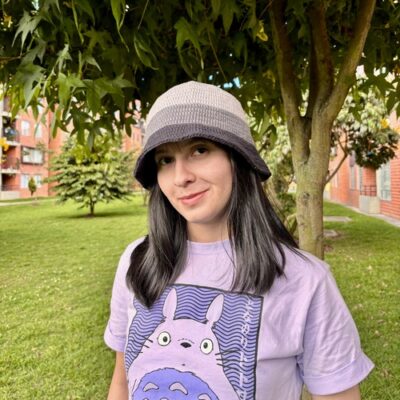 Foto de persona exhibiendo gorro pesquero tricolor