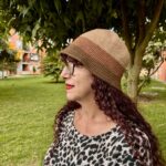 foto de modelo exhibiendo gorro pesquero tricolor café