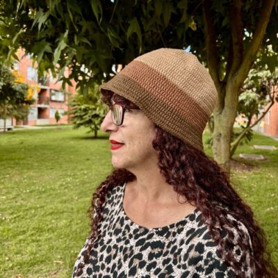 foto de modelo exhibiendo gorro pesquero tricolor café